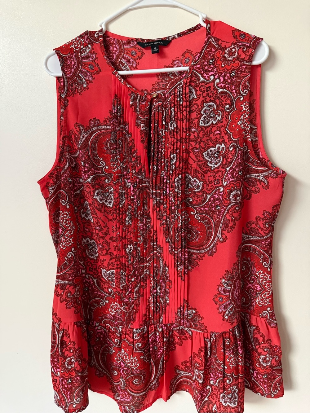 Banana Republic Sleeveless Size XL Red Paisley Pleated Front Top